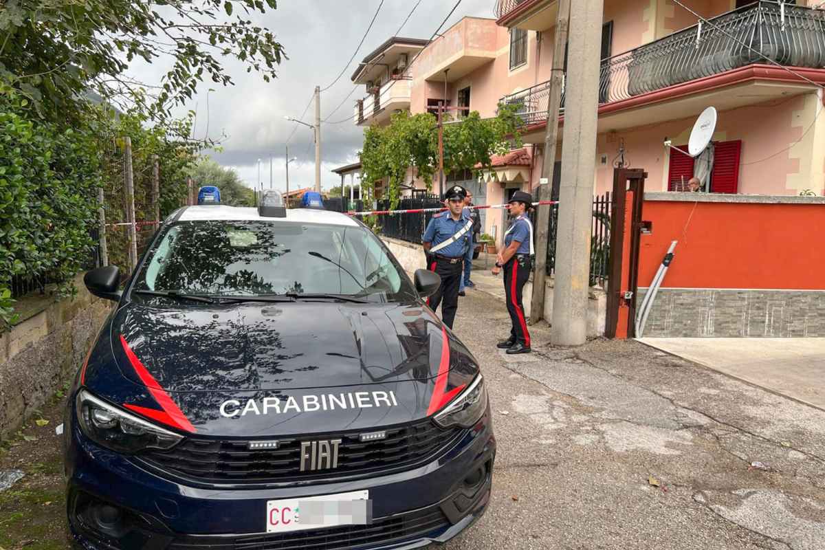 Femminicidio nel Casertano, 24enne strangolata davanti ai figli piccoli: un bimbo ha mostrato il cadavere in videochiamata