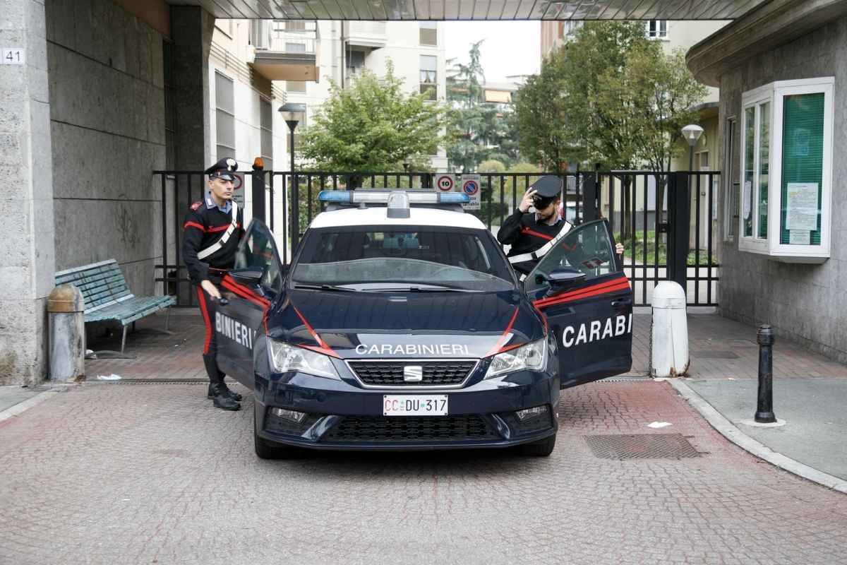 Novate Milanese, uomo arrestato dopo aver picchiato la compagna e sparato al figlio 18enne di lei