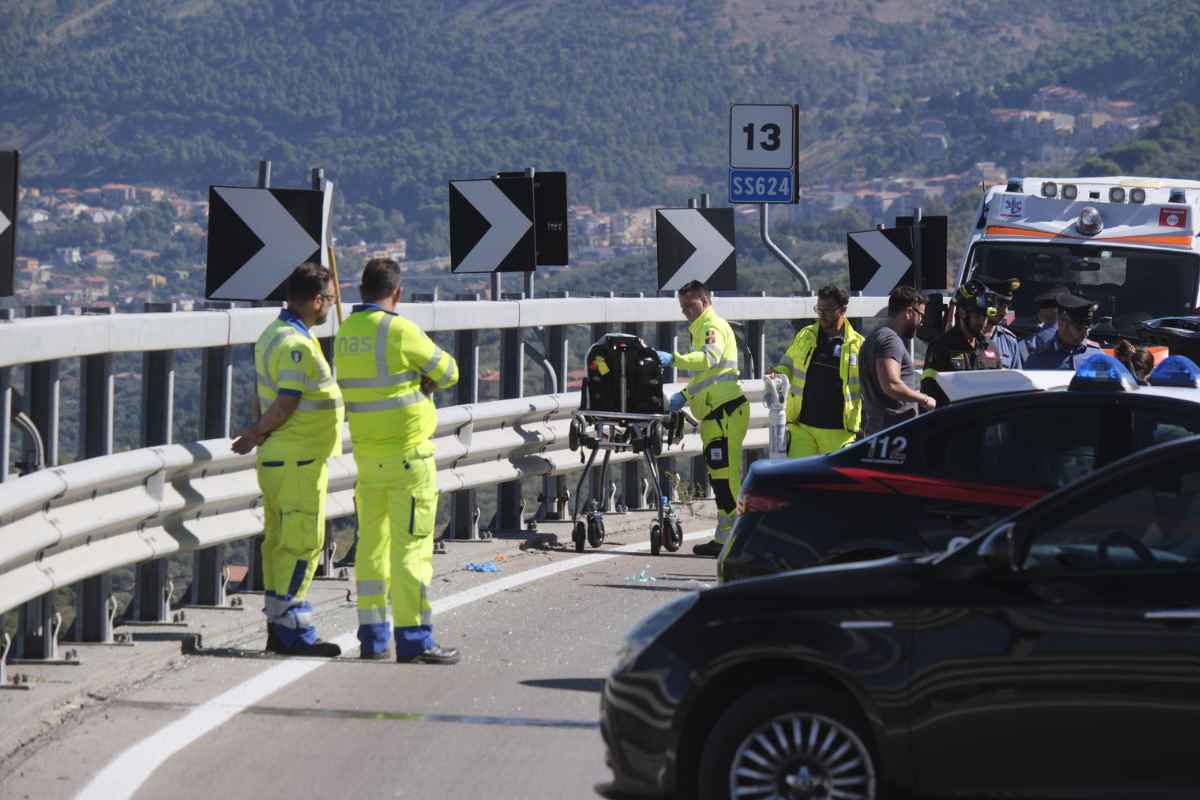 La loro mamma ed il loro papà sono morti in un incidente avvenuto ieri mattina 