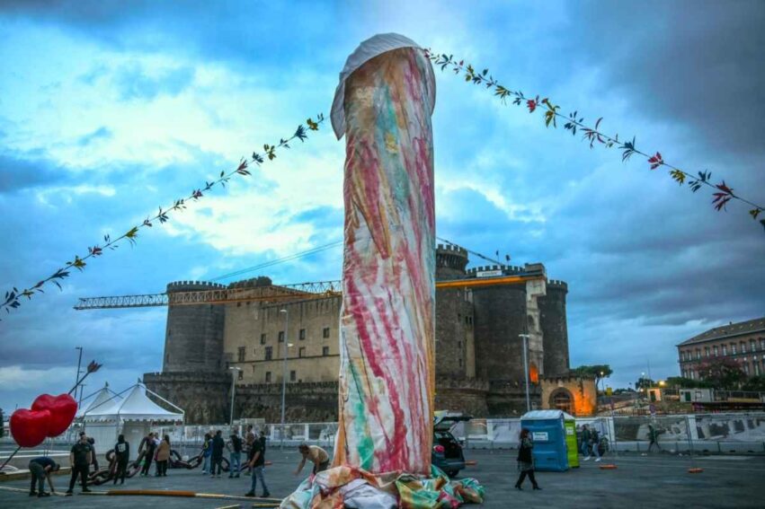 Pulcinella di Gaetano Pesce in Piazza Municipio a Napoli