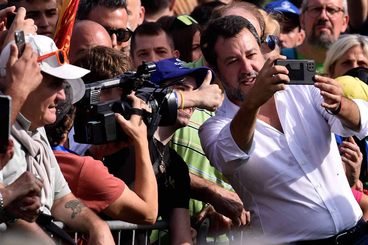 I selfie di Salvini con gli elettori della Lega durante Pontida 2023 